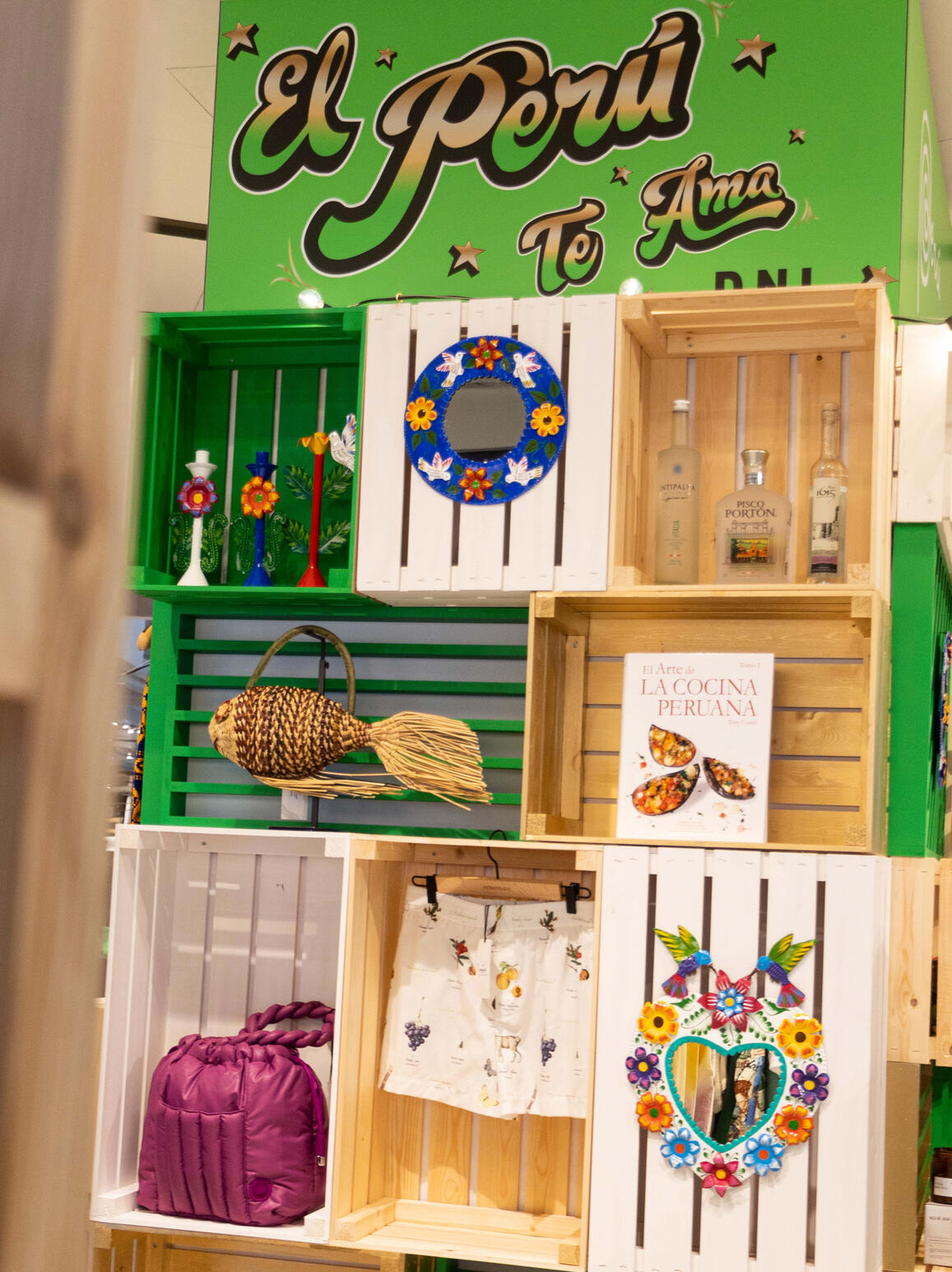 Colonne réalisée à partir de cagettes de marché