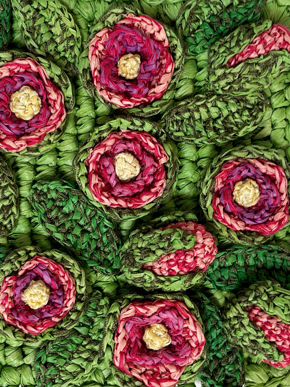 Tissage et broderie en raphia et coton - Initiatives