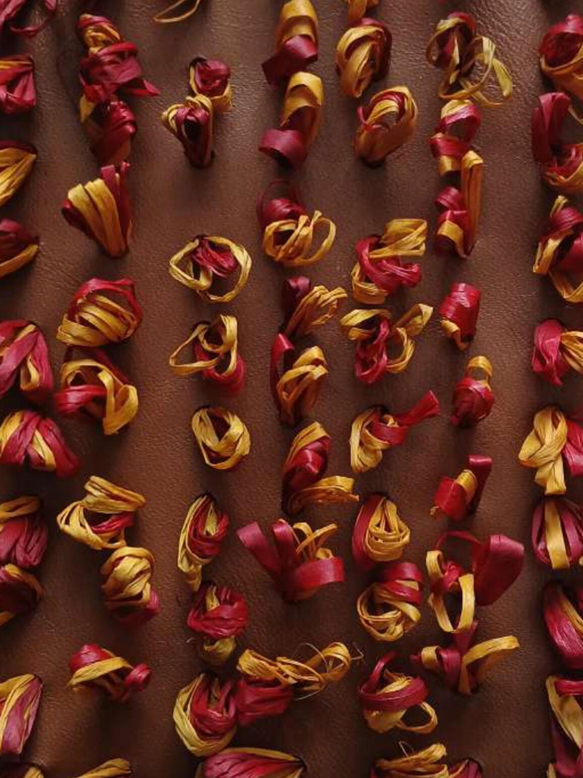 Broderie en raphia faite main sur cuir – Initiatives