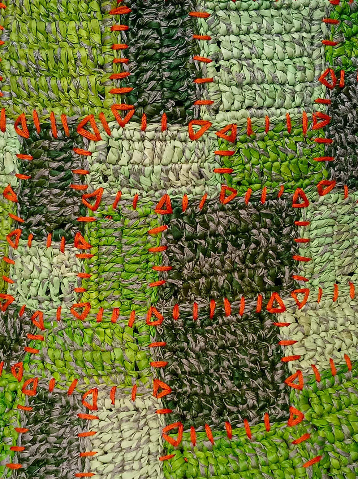 Raphia tissé multiteintes, broderie main – Initiatives