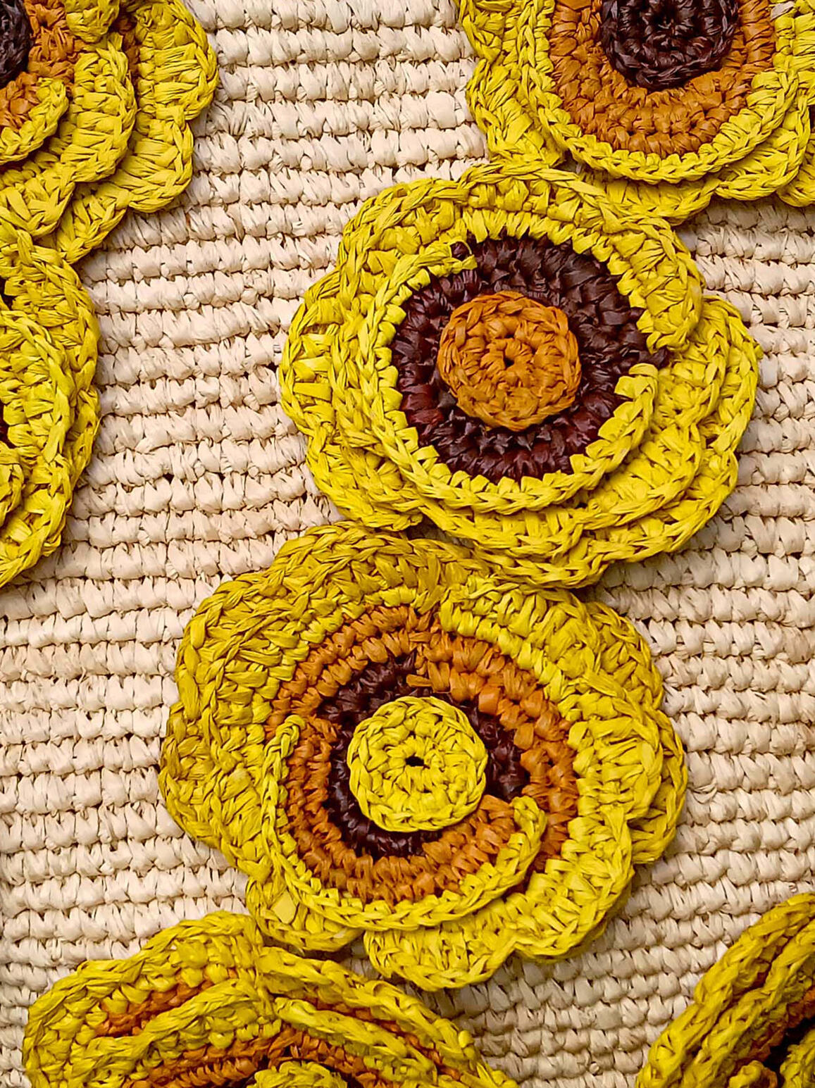 Tissage et broderie faits main en raphia - Initiatives