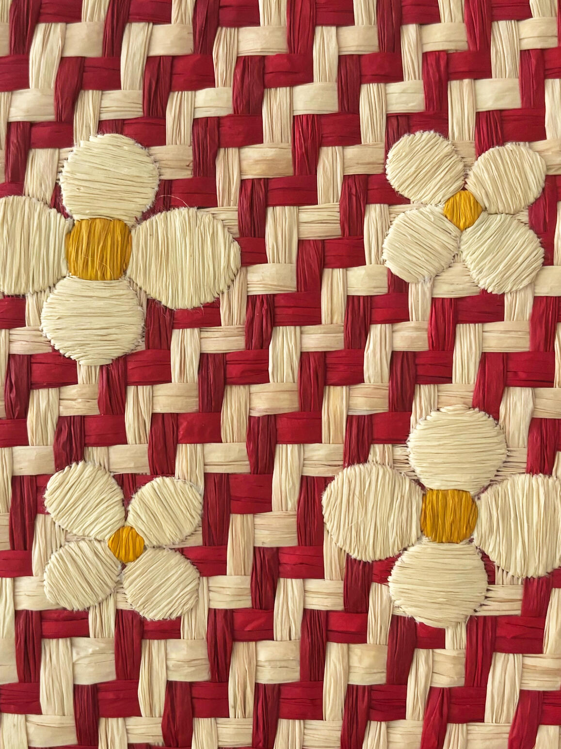 Tissage et broderie en raphia – Initiatives