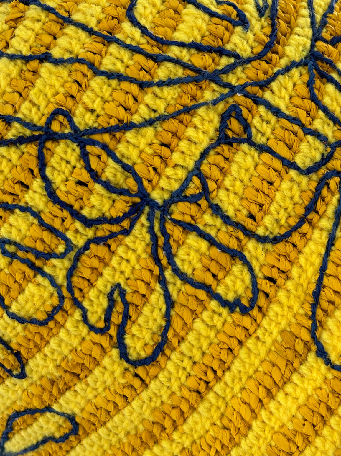 Tissage en raphia et coton, avec broderie faite main.