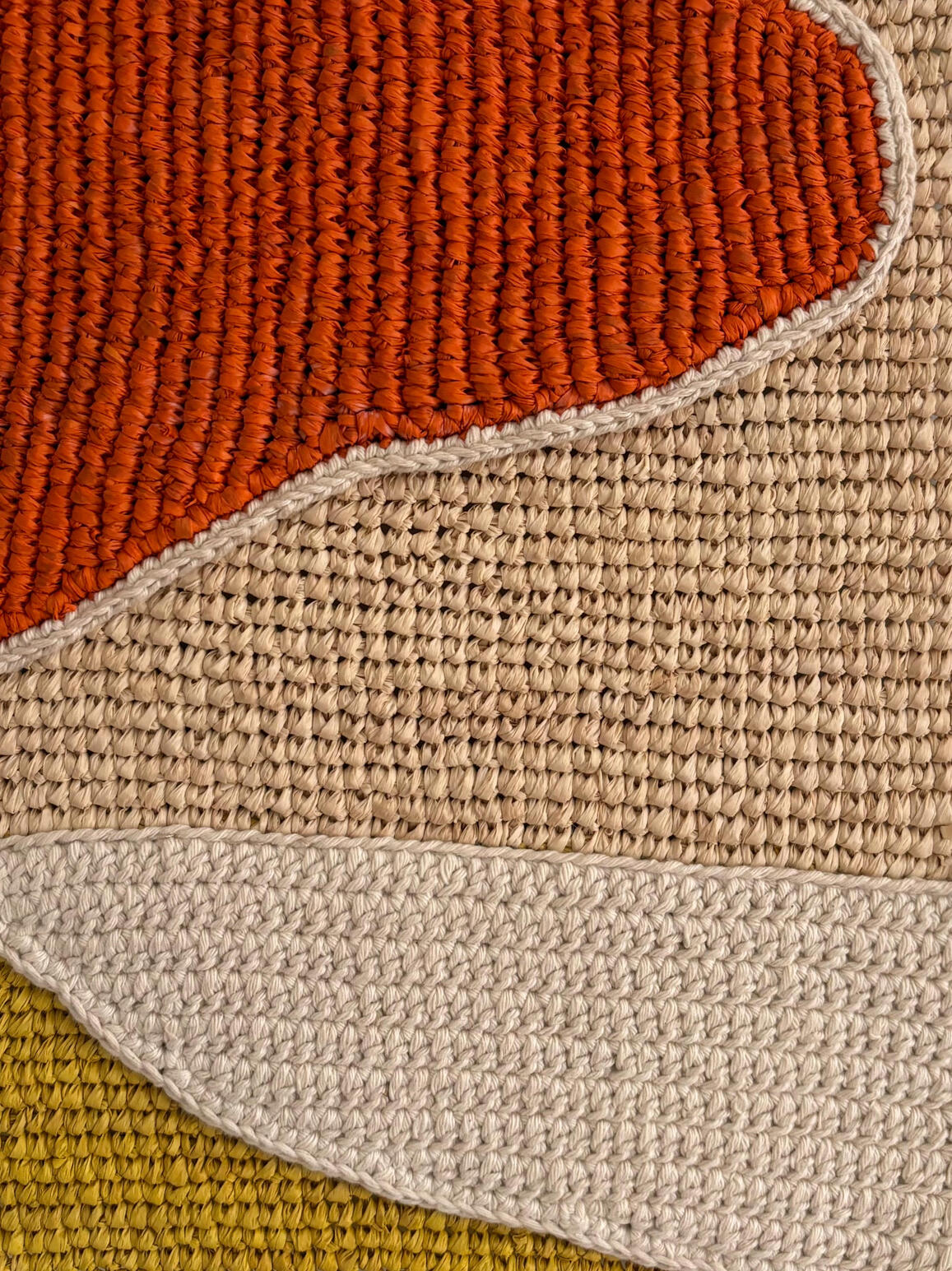 Tissage en raphia et crochet en coton avec applications