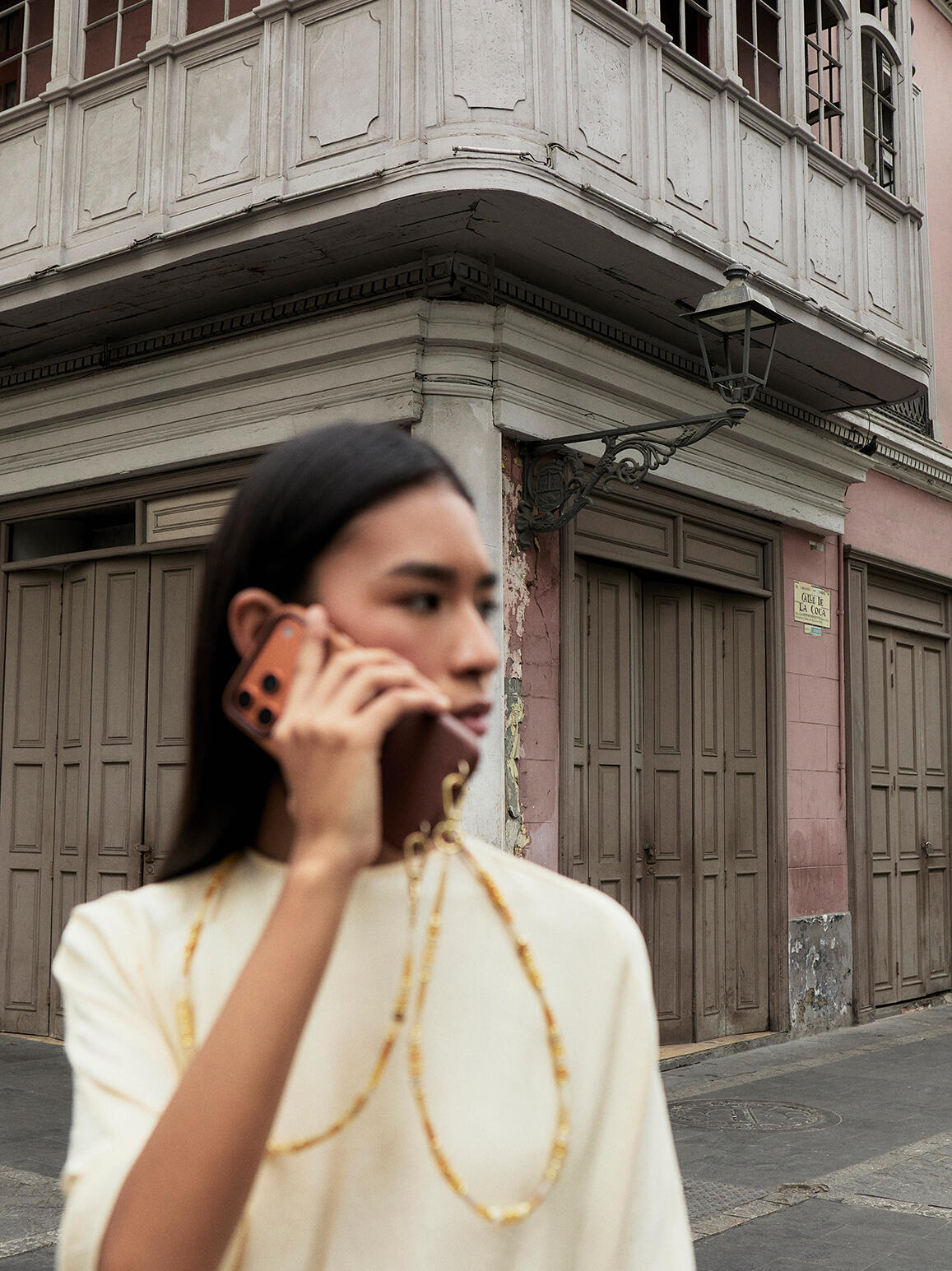 Mannequin telephonant dans le centre de lima