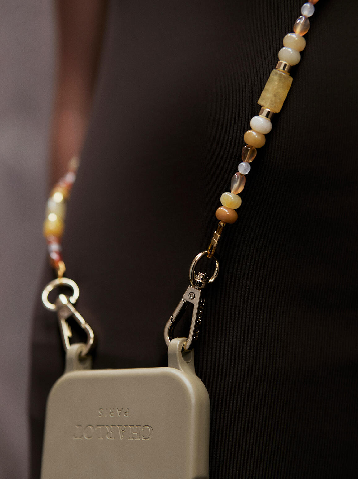 DEtails d'un bandouliere pour telephone en perles